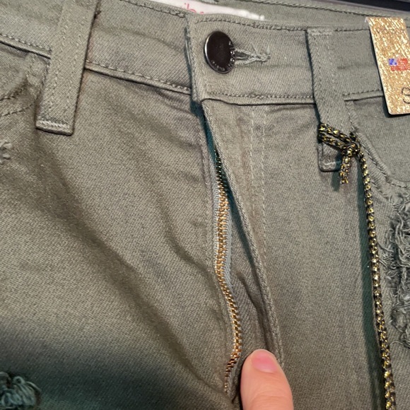 Vibrant m.i.u olive green distressed Jean shorts - Picture 6 of 9